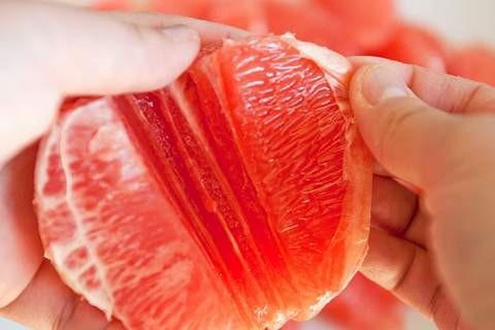  Giảm cân bằng trái bưởi. Quả bưởi nên tạo thói quen dùng ba múi bưởi mỗi ngày. Trong bưởi chứa nhiều vitamin C, giúp tăng thêm hệ thống miễn dịch và tăng sự trao đổi chất. Bưởi giúp đốt cháy lượng mỡ thừa và giảm cân cực nhanh.