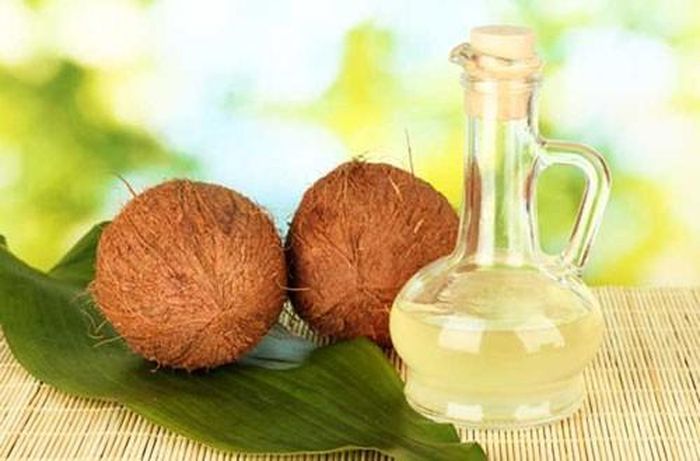  Dầu dừa thúc đẩy chuyển hóa. Các chuyên gia dinh dưỡng khuyến nghị sử dụng dầu dừa thay cho các loại dầu thực vật khác. Dầu dừa kiểm soát chức năng tuyến giáp và cần thiết để thúc đẩy quá trình trao đổi chất và đốt cháy nhiều calo hơn.