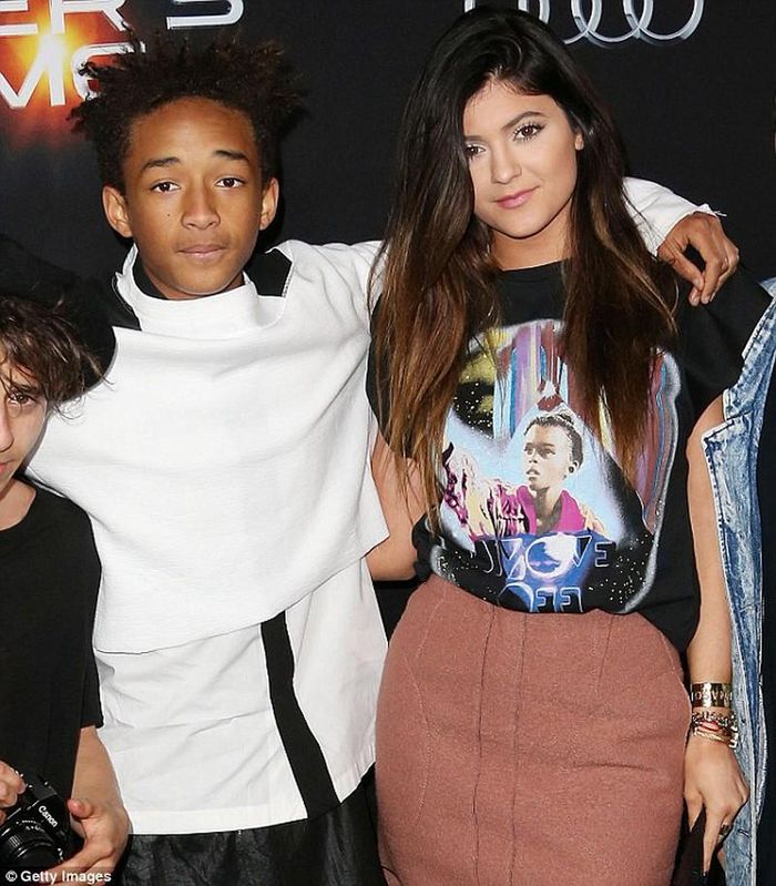 Trước đó, em gái Kim Kardashian là Kylie Jenner và Jaden thường xuyên xuất hiện cùng nhau khi đi shoping hay tham dự sự kiện khiến các fan hâm mộ không khỏi hoài nghi về mối quan hệ của hai ngôi sao trẻ.