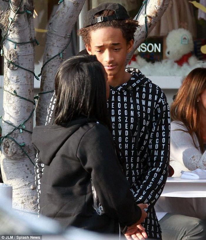 Jaden Smith trao cho cô bạn gái những cử chỉ và ánh mắt đầy quan tâm.