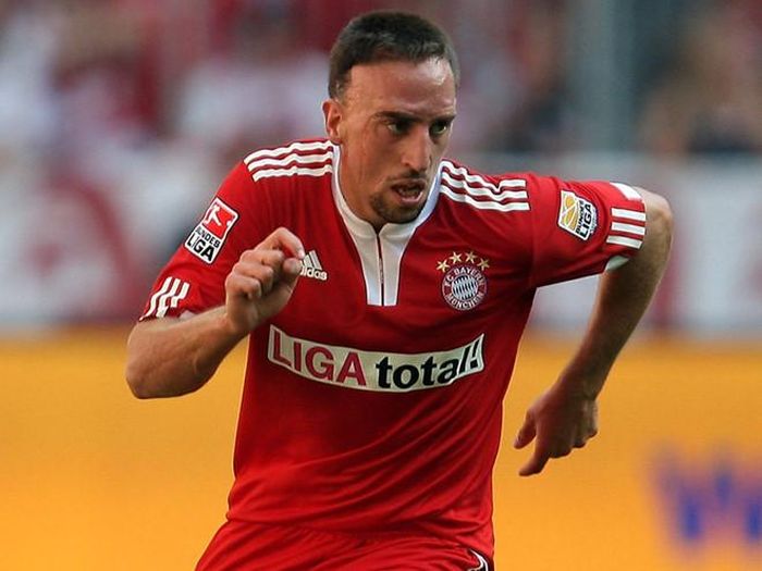 Ribery được mệnh danh là kiến trúc sư trong cú ăn năm vĩ đại của Bayern Munich trong năm qua. Ngoài ra, việc tuyển Pháp lọt qua cánh cửa hẹp để giành một suất dự VCK World Cup 2014 cũng có sự đóng góp cực lớn của “Gã mặt sẹo”.
