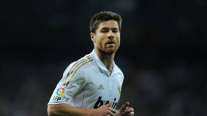 Phải mất rất nhiều năm kể từ khi Claude Makelele ra đi, Real mới tìm được người đánh chặn ưng ý là Xabi Alonso. Đáng nói là cựu ngôi sao của Liverpool không dựa nhiều vào thể lực, thay vào đó anh dùng trí thông minh và sự tinh quái để đối phó với các đối thủ. 
