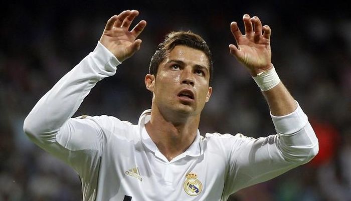 Chẳng ai có thể giành vị trí này khỏi tay Cristiano Ronaldo. Siêu tiền vệ 28 tuổi đã có một năm thi đấu thuyết phục khi ghi tới 69 bàn cho Real và ĐTQG. Nhờ những đóng góp to lớn của CR7, Bồ Đào Nha xuất sắc giành vé tới Brazil, trong khi Real thẳng tiến ở La Liga và Champions League mùa này.