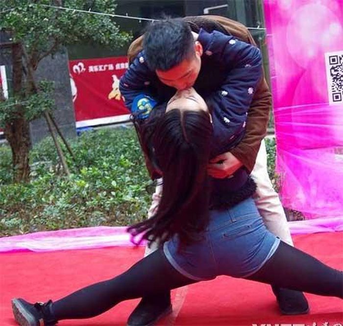 Cô gái xoạc chân ngang khi cả hai hôn nhau.