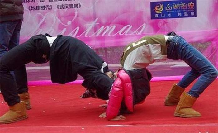 Gập ngược người lại để trao nhau nụ hôn.