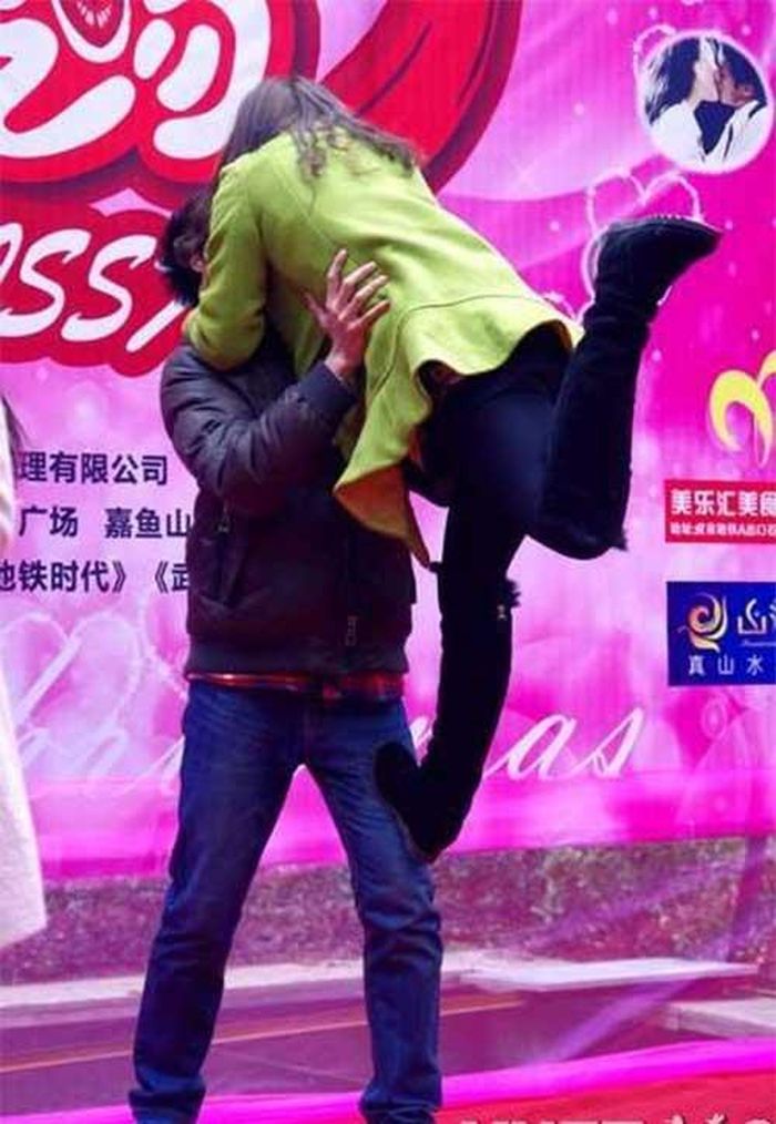 Bế bổng nhau trao nụ hôn.