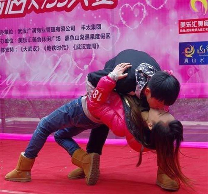 Những tư thế hôn nhau chỉ các cặp đôi này nghĩ ra.