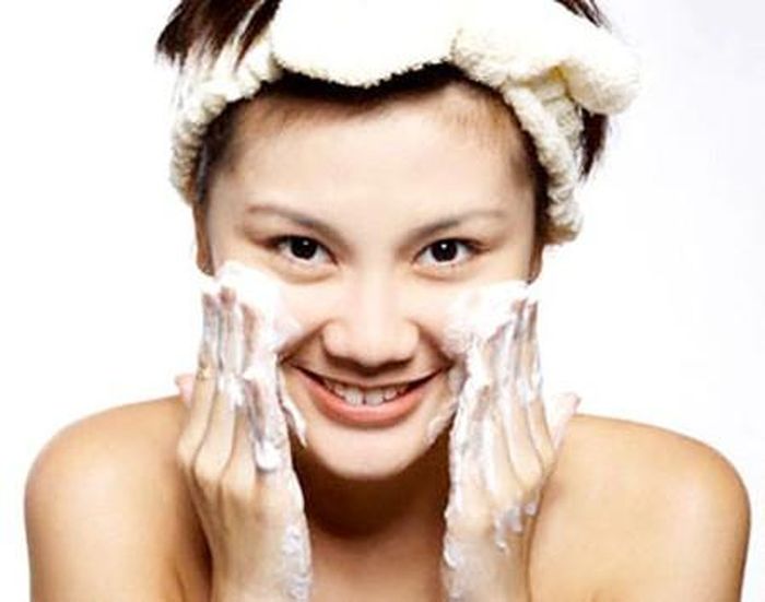  Sữa rửa mặt. Trong những ngày lạnh giá rét, bạn nên chọn những loại sữa rửa mặt dạng sữa hay kem (thay vì loại có dạng hạt cát hoặc gel) vì chúng tác động mềm mại và nhẹ nhàng tới da hơn.