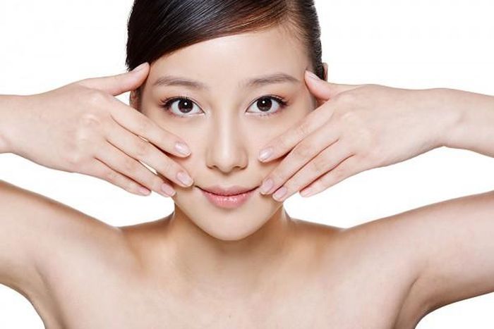  Chăm sóc tăng cường. Phái đẹp thường có thói quen thoa kem dưỡng một lần mỗi ngày vào buổi tối trước khi đi ngủ nhưng như vậy là chưa đủ trong mùa lạnh. Bạn nên thoa dưỡng khoảng 3-4 lần/ngày vào những vùng da khô để cải thiện và bảo vệ da. Ngoài ra, việc tẩy da chết cũng nên được áp dụng thường xuyên, thời gian lý tưởng để thực hiện là 2 lần/tuần.