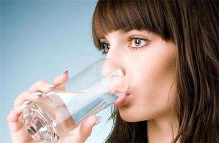  Nên uống nhiều nước, ăn nhiều hoa quả và rau xanh mỗi ngày như giá đỗ, cà chua, bắp cải, rau ngót, cam, bưởi, đu đủ… vì đó là cách tốt nhất để bù lại lượng nước mà cơ thể đã mất do không khí thiếu độ ẩm; tuyệt đối tránh uống rượu, các loại nước có ga... Có thể kết hợp uống thêm vitamin A, C, D, E từng đợt trong mùa đông.