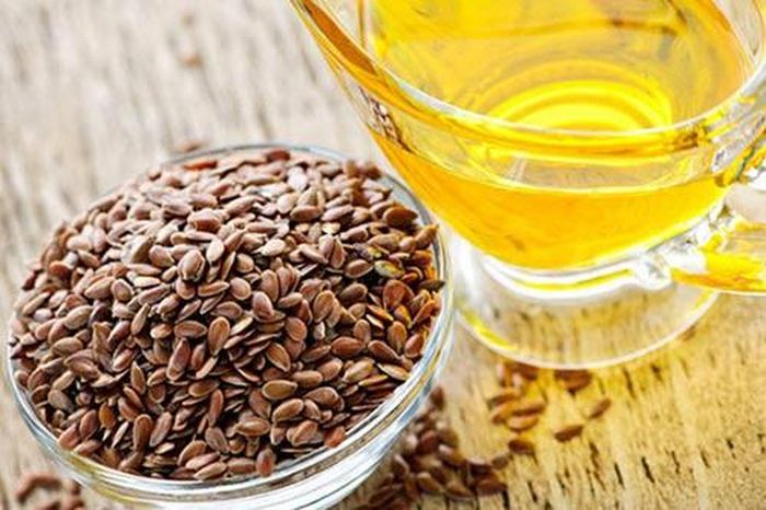  Uống một muỗng cà phê dầu hạt lanh mỗi ngày. Hạt lanh giàu các axit béo thiết yếu omega-3, giúp làm ẩm da của bạn từ bên trong. Bạn cũng có thể bổ sung vitamin E dạng viên nang uống mỗi ngày để cải thiện tình trạng da khô theo sự chỉ định của bác sĩ.