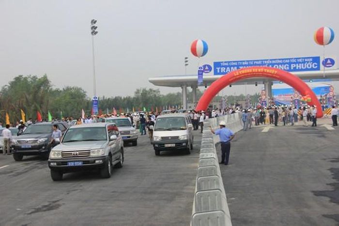 Đoàn xe đại biểu lăn bánh trên cao tốc