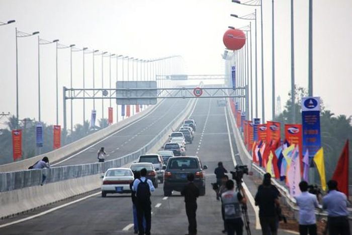 Cầu Long Thành có chiều dài 2,35km có độ tĩnh không thông thuyền là 30,5m thuộc loại lớn nhất Việt Nam.