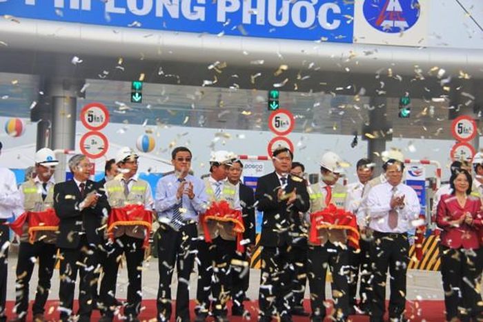 Các đại biểu cắt băng khánh thành