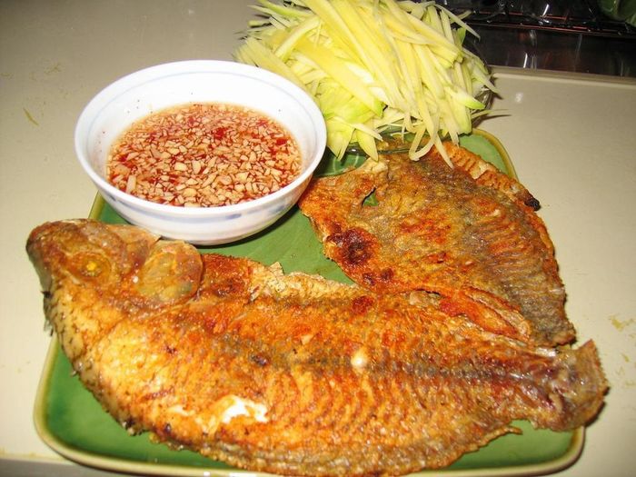  Cá rán giòn chấm mắm gừng tỏi.