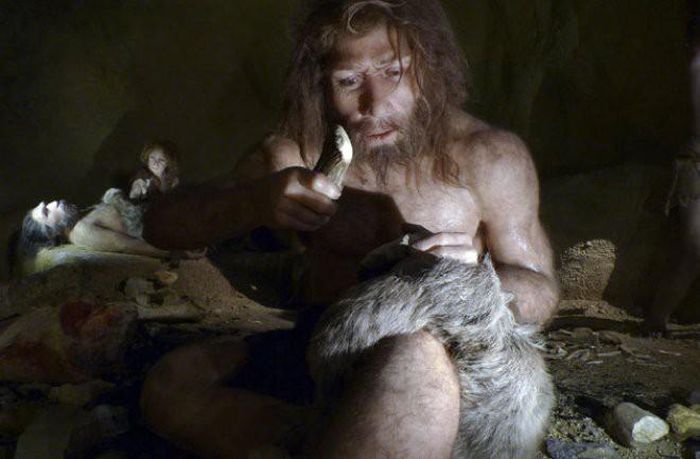 Loài người, theo phân loại học là Homo sapiens, tiếng La-tinh nghĩa là "người thông thái" hay "người thông minh”, là loài duy nhất còn sống của chi Homo, thuộc lớp động vật có vú, ở khoảng 200.000 năm trước đến nay. Đây là loài có kỹ thuật nấu ăn, bộ dụng cụ tinh vi và chế độ ăn uống giống loài người chúng ta. Có một số bằng chứng cho thấy người Homo sapiens hồi đầu bị giết, ăn thịt bởi người Neanderthal. Ăn thịt người đã xảy ra trong lịch sử loài người nhưng thường là phương sách cuối cùng trong một nạn đói. 