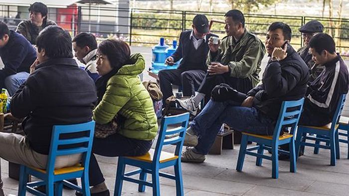 Nhiều người tới chợ phiên hàng tuần chỉ để ôn lại những kỷ niệm xưa cũ hoặc chiêm ngưỡng, đánh giá những cổ vật mới sưu tầm được.