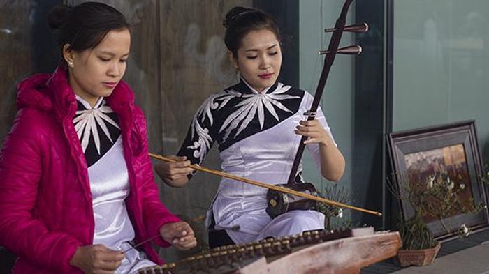 Trong khuôn khổ chợ viên, ban tổ chức còn bố trí chương trình ca nhạc dân tộc phục vụ du khách trong lúc thăm quan, mua sắm và nghỉ ngơi.