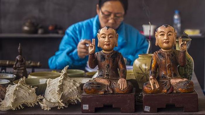 Những người bán hàng ở chợ phiên luôn sẵn sàng chia sẻ nhiều câu chuyện hay về các món cổ vật. Tuy thế không phải ai trong số họ cũng nắm hết được nguồn gốc, xuất xứ của các món đồ mình đang bày bán. Khi đó, nhiều khách hàng sưu tầm cổ vật lại trở thành nguồn thông tin quý giá, đáng học hỏi.