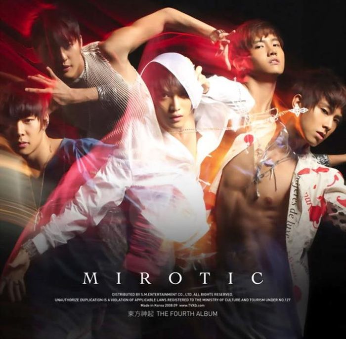 Trong bìa album Mirotic, trưởng nhóm TVXQ Yunho bị photoshop mất... núm vú.