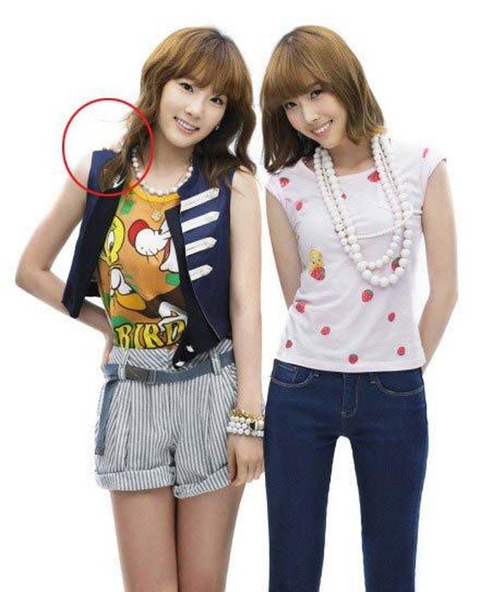 Một bàn tay để quên trên vai Tae Yeon (SNSD).