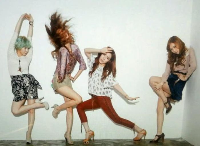 Những tư thế tạo dáng có một không hai của SNSD.