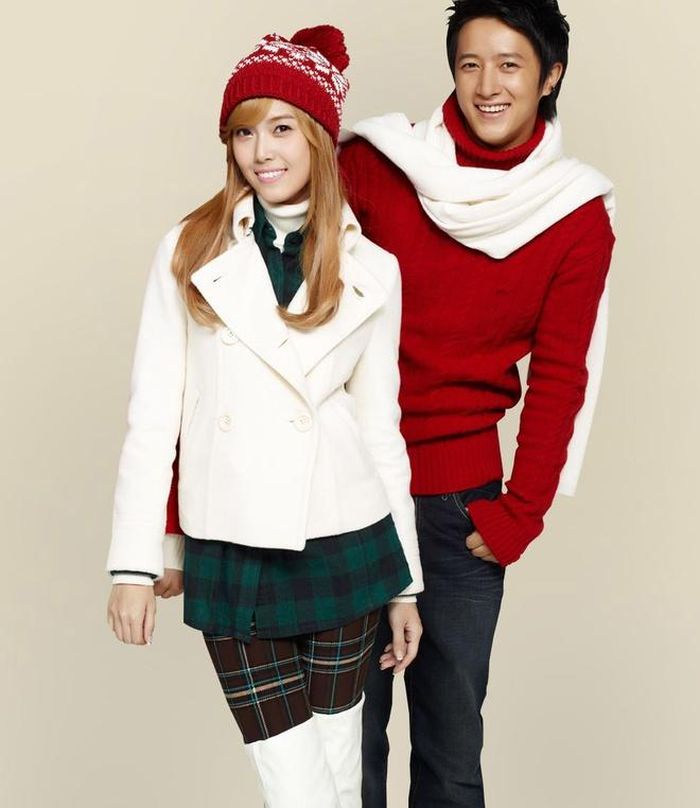 Tách riêng hình ảnh của Han Geng (Super Junior ngày xưa) và Jessica (SNSD) nhưng người chỉnh photoshop đã quên cắt hết cánh tay của Seo Hyun, khiến người xem có cảm giác như Han Geng có cánh tay dài bất thường.