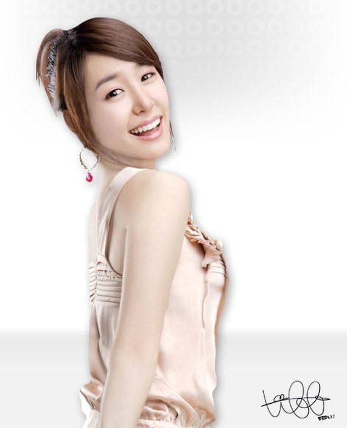 Việc photoshop quá đà đã biến cô nàng xinh đẹp Tiffany của SNSD phải mang danh "thảm họa". Miệng cười nhưng "mắt cụp, mắt xòe" như mếu, đầu to quá thân người. Ngay cả đôi hoa tai cũng dường như không ăn nhập gì với với gương mặt Tiffany.