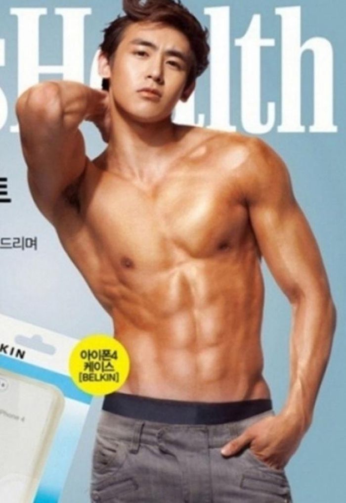 Còn trong tấm ảnh Nich Khun chụp cho tạp chí Men's Health, người chỉnh ảnh đã quá chú tâm đến việc tạo hình 6 múi cho thành viên 2PM mà xóa luôn rốn của anh.