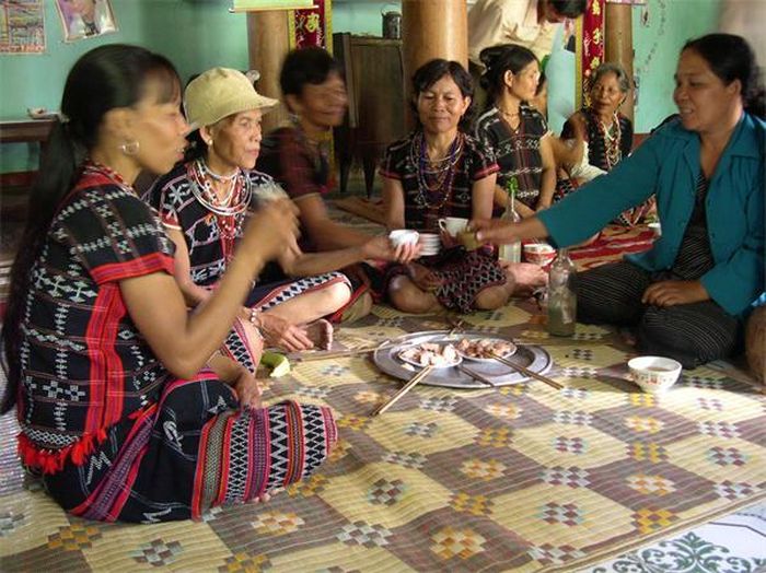 Người Kinh đến chúc Tết và chung vui cùng người Cơ Tu.