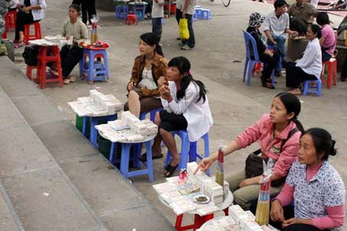  Nhu cầu tiền lẻ mới tăng cao cũng chính là nguyên nhân làm phát sinh loại hình kinh doanh dịch vụ đổi tiền hưởng chênh lệch, ảnh hưởng tới cảnh quan các khu di tích, đền chùa. 