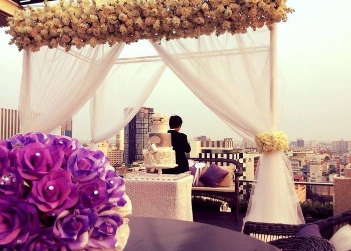  Khung cảnh toàn tiệc cưới được bao phủ bằng toàn bộ màu trắng lãng mạn.