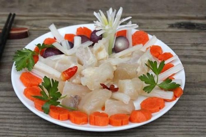 Cuối cùng là món gân bò ngâm chua ngọt: Gân bò giòn có vị chua nhẹ, được dùng kèm với ngó sen, cà rốt, hành khô ăn chống ngán, rất hấp dẫn trong những ngày có quá nhiều đồ mặn.
