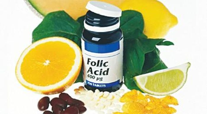  Ăn nhiều thực phẩm có chứa axit folic. Các thực phẩm chứa axit folic phong phú như các loại rau lá xanh, các loại trứng, các loại cá, chế phẩm từ đậu, ngũ cốc...có công hiệu rất tốt cho việc bổ máu, đều là những thực phẩm không thể thiếu trong chế độ ăn bồi bổ cơ thể.