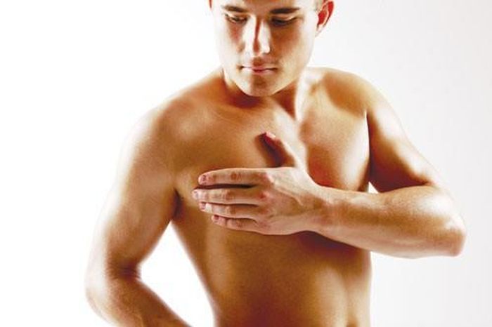 4. Một trong những loại hiếm của ung thư vú là ung thư vú nam. Ung thư này lây lan qua hệ bạch huyết và mạch máu ở nam giới, giống như ung thư vú nữ. Các tổn thương ở nam giới dễ dàng phát hiện hơn do kích thước vú nhỏ. Tuy nhiên, hầu hết các trường hợp ung thư vú của nam giới được chẩn đoán ở giai đoạn III hoặc IV.