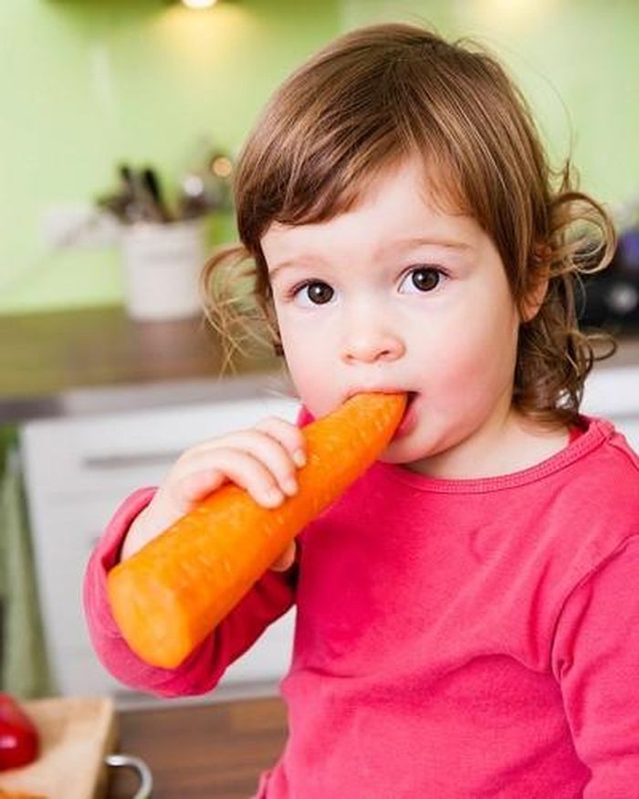 Cà rốt: Trẻ nhai một lát cà rốt ướp lạnh có thể giúp giảm đau do mọc răng. 