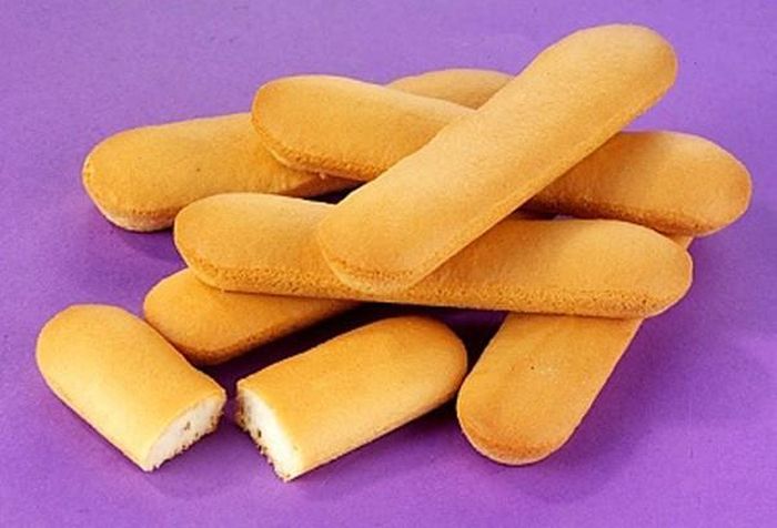  Dùng bánh quy: Đối với một số trẻ không thích thức ăn lạnh, thì vẫn có một số thực phẩm không cần lạnh, để hỗ trợ cho trẻ. Bánh quy rất tốt cho trẻ đủ tuổi để nhai và ăn, khi đang mọc răng. Thậm chí người mẹ có thể tự làm bánh quy ngọt cho con ăn. 