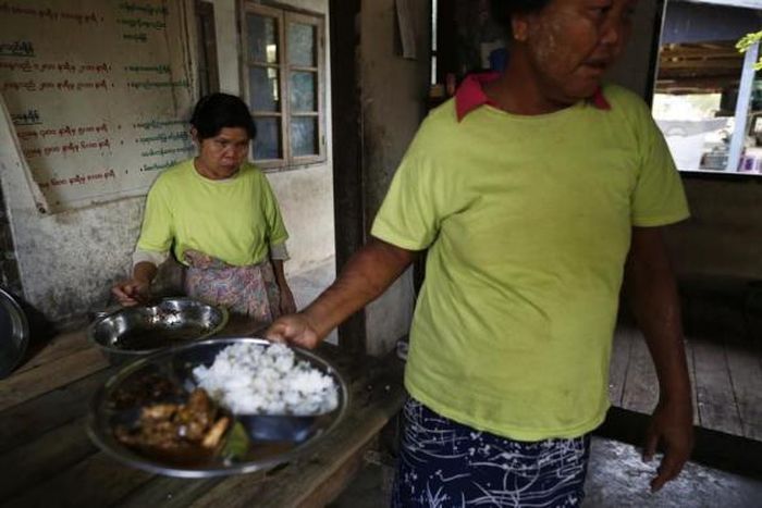 Các bệnh nhân tự chuẩn bị bữa cơm cho mình. 