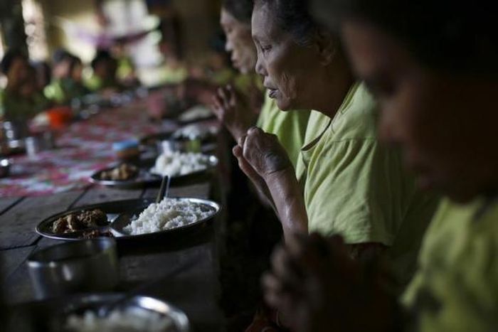  Trước khi ăn, các bệnh nhân cầu nguyện cho các nhà hảo tâm, những người tài trợ cho họ.