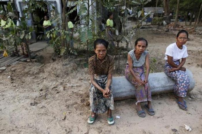  3 cụ bà với vẻ mặt khắc khổ, buồn bã ngồi ở một góc vườn trong làng phong.