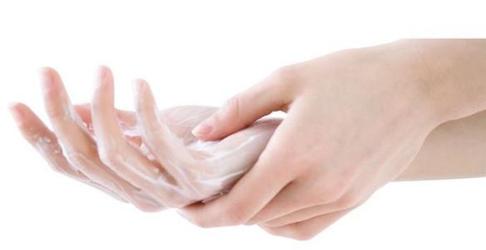 Tẩy da chết. Tẩy tế bào chết là một phần quan trọng trong quá trình chăm sóc da tổng thể và đồng thời cũng có tác dụng chống lão hóa da tay. Nó sẽ làm sạch phần da khô ráp và mang lại làn da mới khỏe mạnh hơn. Bạn nên tẩy da chết cho tay một cách nhẹ nhàng bằng công thức tự tạo tại nhà: Trộn 1 chén muối biển và 1/2 chén dầu như ô liu hoặc tinh dầu jojoba.