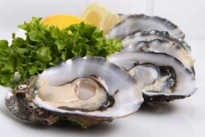  Bổ sung kẽm, các loại thực phẩm có chứa vitamin A, B và E giúp cơ thể tự sản sinh bã nhờn. Bạn cũng có thể dùng dầu hạt lanh hoặc mầm lúa mì thay thế cho ceramide tự nhiên. Axit béo omega-3 và omega-6 được tìm thấy trong các loại hạt và thịt cá cũng sẽ giúp bạn tăng tuyến bã nhờn trên tay của bạn. 