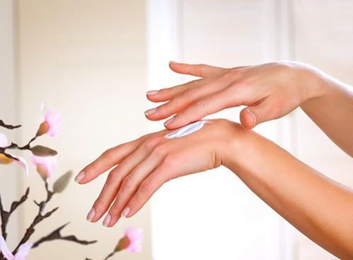  Dưỡng ẩm. Cũng giống như mặt, bạn nên dùng một loại kem dưỡng ẩm đặc biệt và riêng biệt cho đôi bàn tay của mình nếu không muốn nó bị lão hóa quá sớm. Bạn nên lựa chọn loại kem dưỡng ẩm có chứa các thành phần như axit alpha hydroxyl, dầu và các loại vitamin. Những thành phần này không chỉ giúp loại bỏ da khô mà sẽ làm trẻ hóa làn da của bạn.