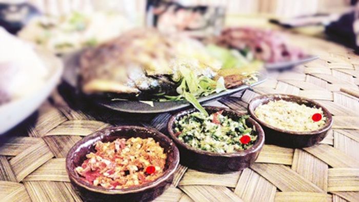 1. Chéo nguyên bản đỏ lự ớt. 2. Chéo rau mùi (chéo hòm pẻn).
