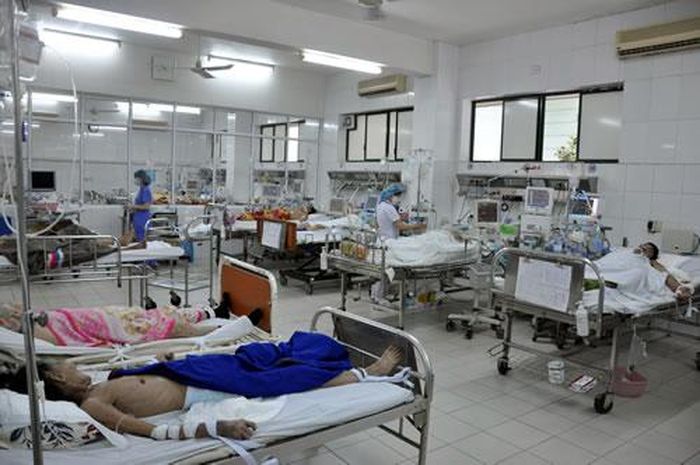 Khoa Hồi sức cấp cứu - Bệnh viện Đà Nẵng đông kín bệnh nhân trong ngày Tết.