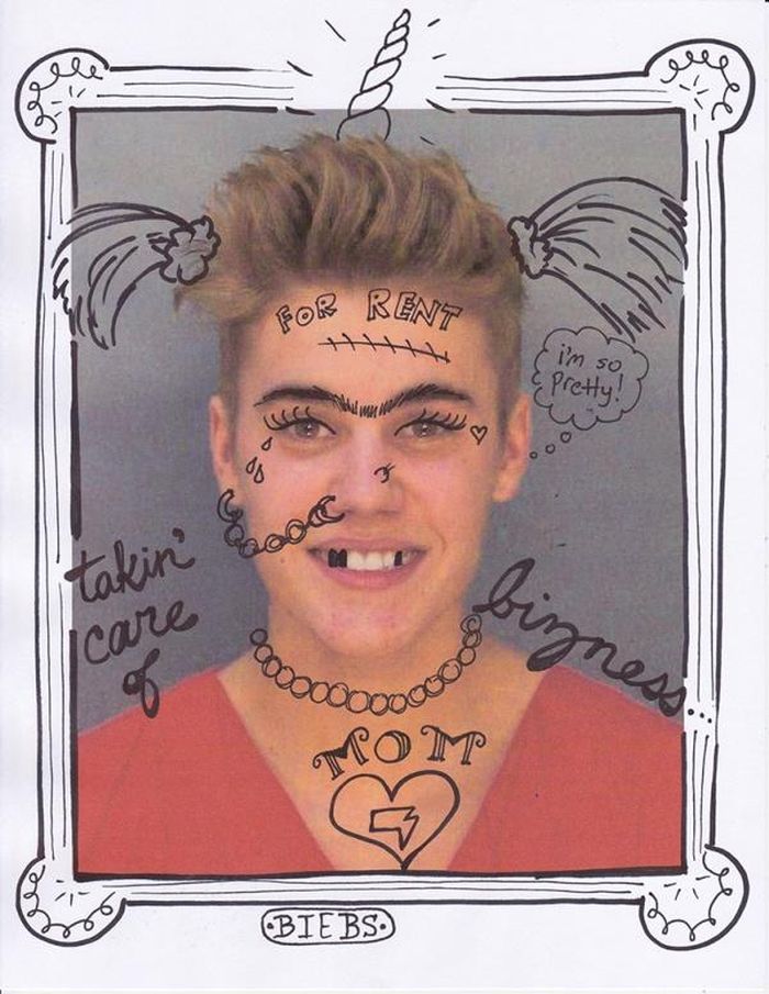 Chân dung Justin Bieber mỉm cười khi bị bắt giam vì đua xe bị mang ra vẽ nguệch ngoạc, châm biếm.