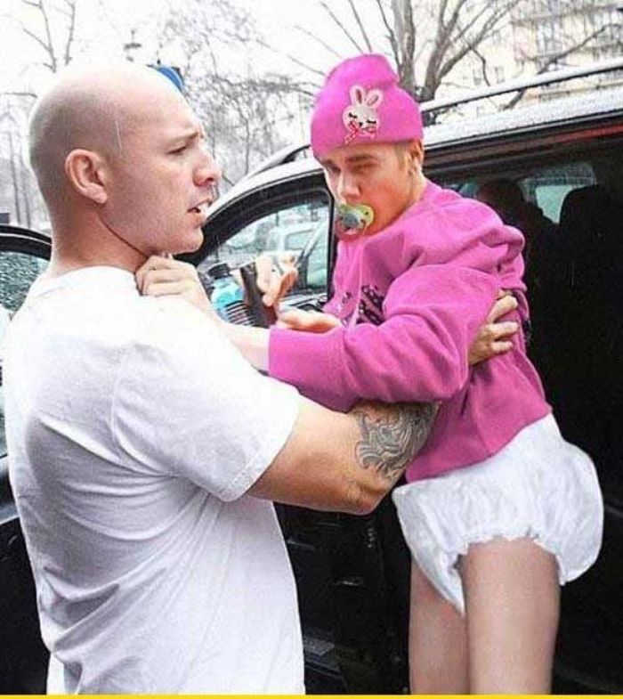 Tấm ảnh Justin Bieber lao ra khỏi xe chửi nhau tay đôi với paparazzi hồi tháng 3 năm trước cũng bị dân mạng mang ra chế nhạo. Ý nghĩa tấm ảnh ám chỉ Justin Bieber trong mắt người hâm mộ chỉ là một nhóc con vắt mũi chưa sạch, háo thắng mà thôi.