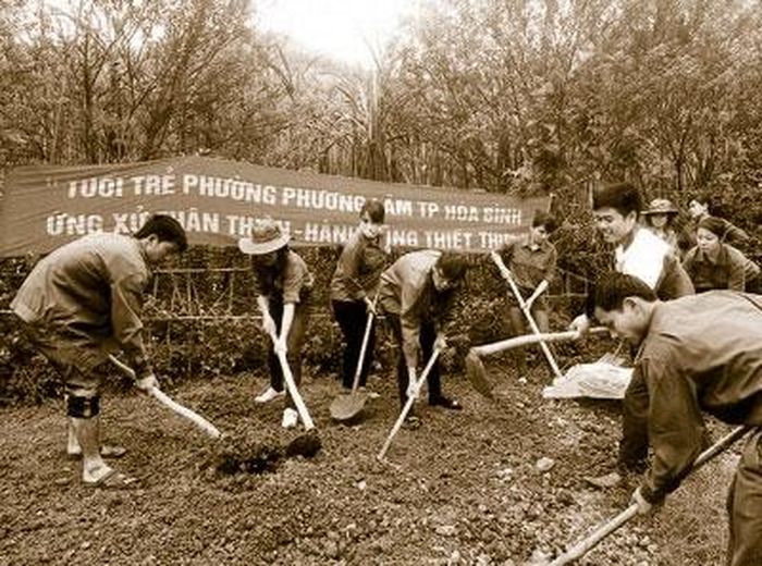 Thành Ðoàn Hòa Bình phối hợp Ðoàn Thanh niên Công an tỉnh sửa chữa đường giao thông nông thôn tại xóm Ðậu Khụ, xã Thống Nhất, TP Hòa Bình. Ảnh: THU LÊ