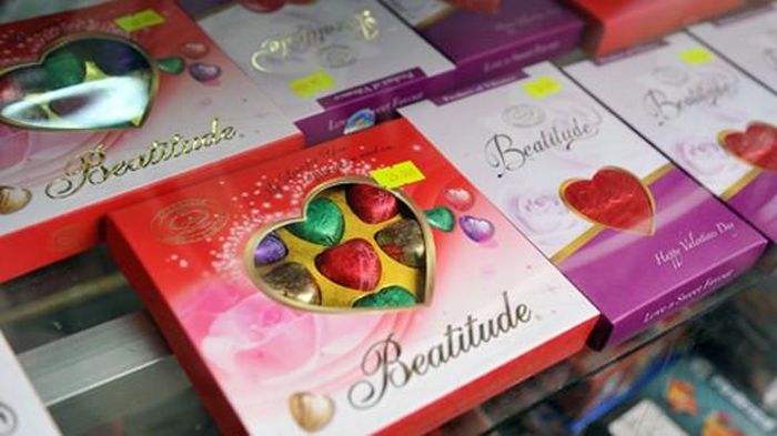 Hoa và chocolate là những món quà bán chạy trong ngày lễ Tình yêu