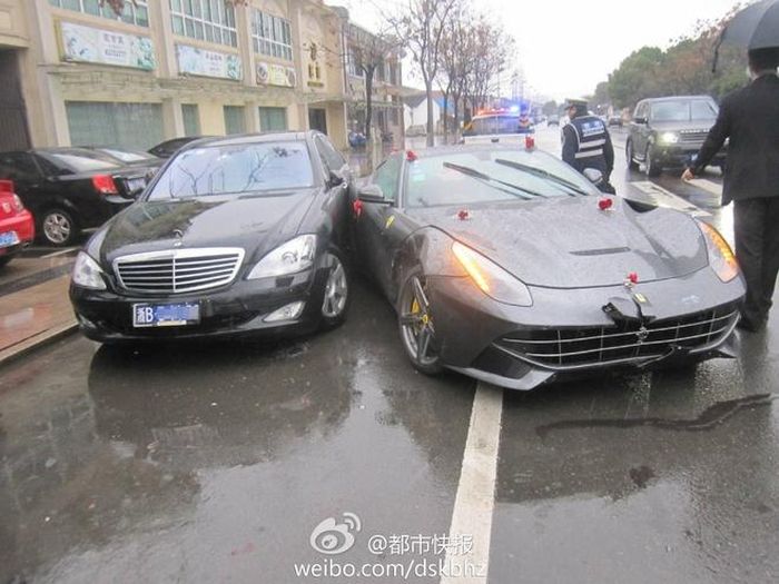 Siêu xe Ferrari F12 Berlinetta trên đường đi rước dâu đã va chạm với một chiếc Mercedes-Benz S500 tại Trung Quốc. Ảnh: GTspirit.